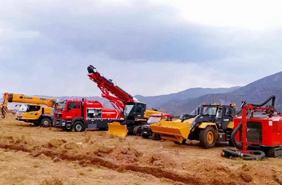 徐工參與空地聯(lián)合營救滅火、“孤島”救援、堰塞湖險情處置等實戰(zhàn)演練。