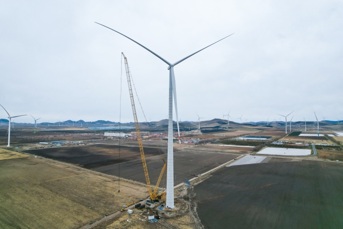 高空之巔，再鑄榮光！XLC18000M助力大型風(fēng)電場首臺185米風(fēng)機成功吊裝