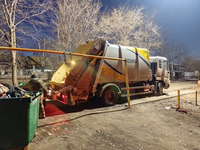 徐工后裝壓縮式垃圾車助力阿斯塔納：高效環(huán)保，助力城市清潔