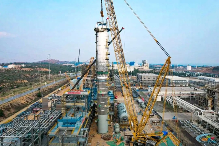 二十載老將再建功！徐工QUY450協(xié)助XGC12000輕松搞定百噸精餾塔